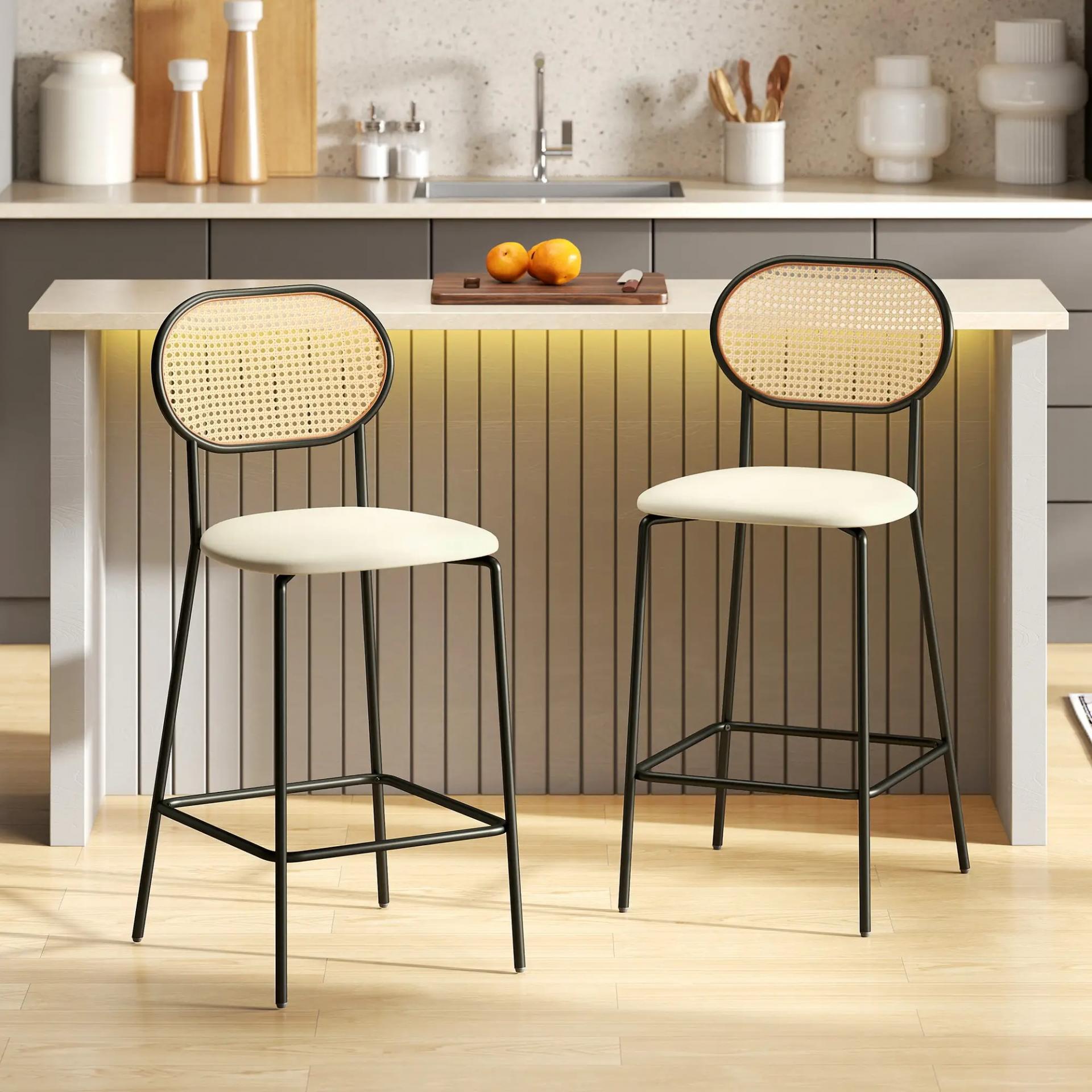 Juego de 2 Altos de Cocina con Respaldo de Ratán Asiento de PU Marco de Acero y Reposapiés Beige