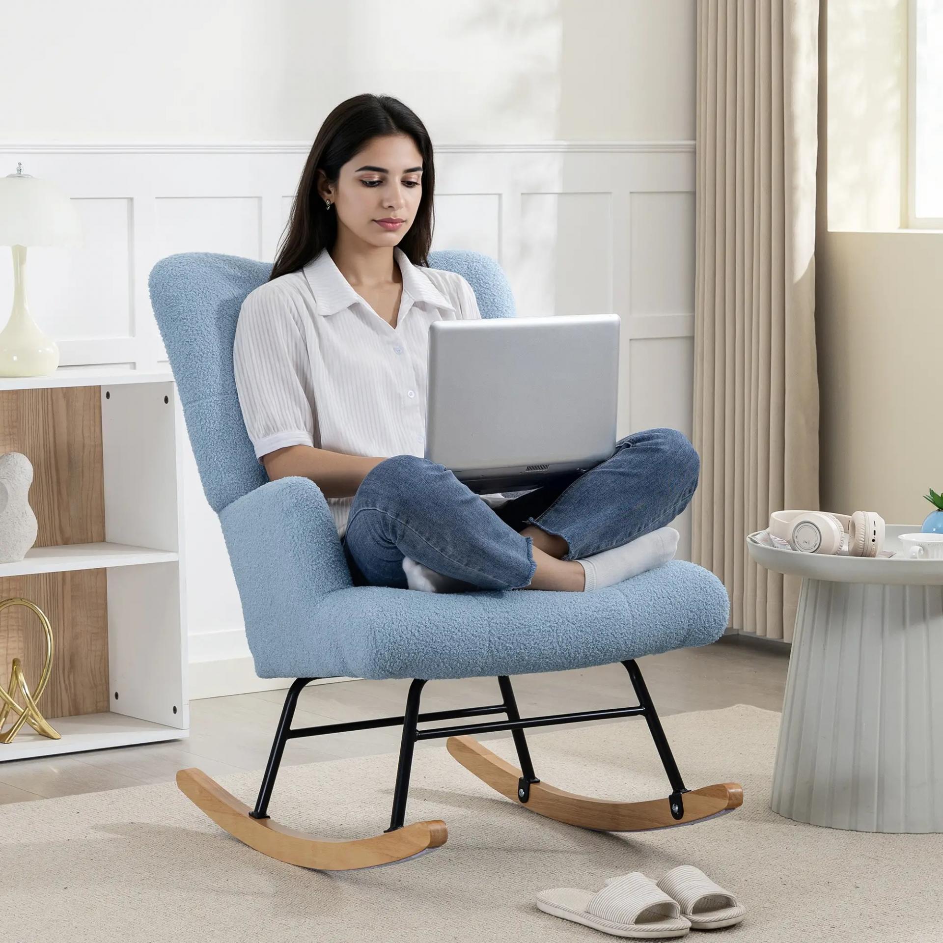 Silla Mecedora de Terciopelo de Teddy con Respaldo Alto Patas de Madera de Caucho Reposabrazos Azul Claro
