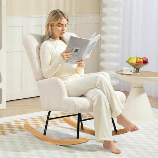 Silla Mecedora de Borreguito con Respaldo Capitoné y Base de Madera de Caucho para Salón o Dormitorio 65x88x87 cm Crema