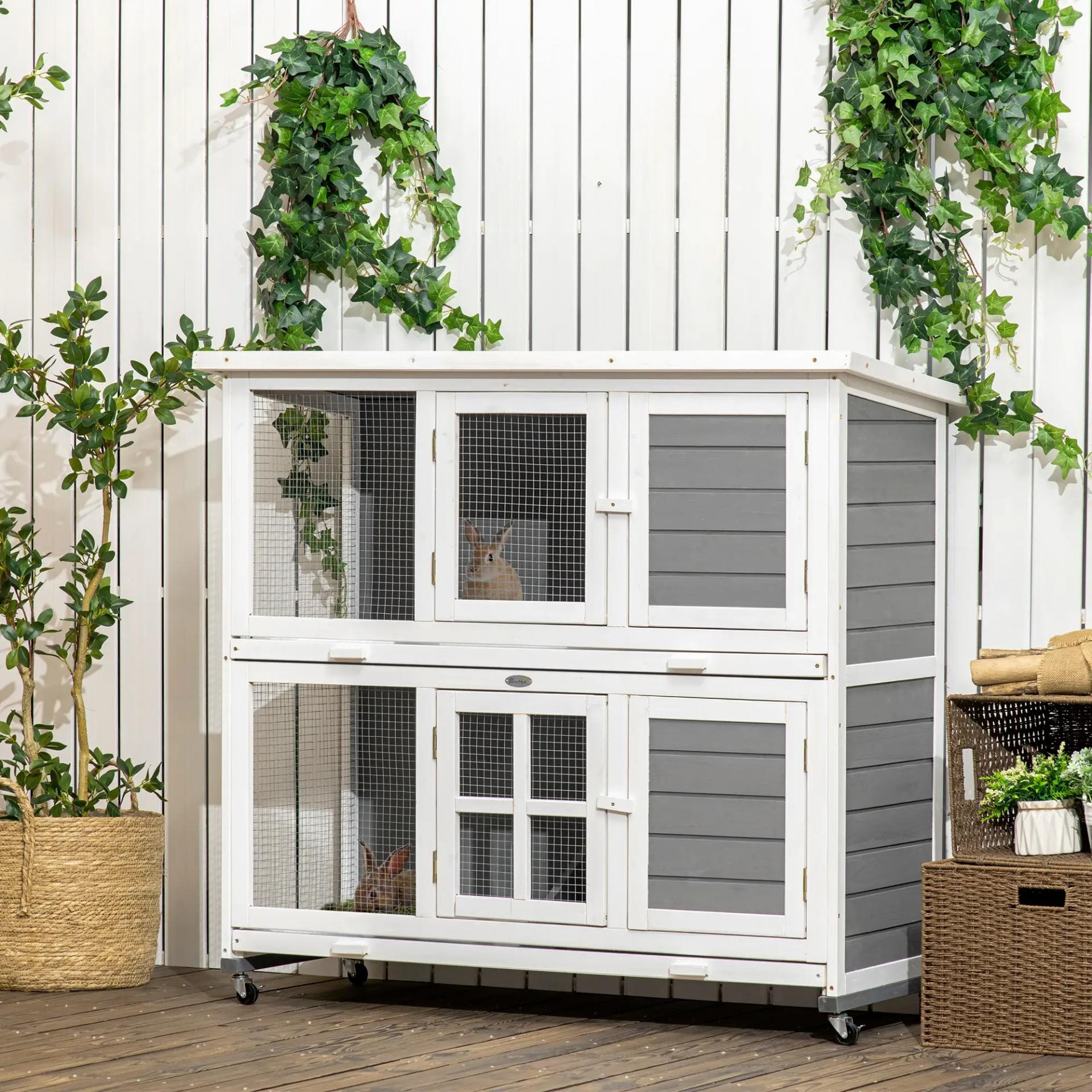Conejera de Madera de 2 Niveles con Ruedas 2 Puertas Techo y Bandejas Extraíbles 119x50,5x109 cm Blanco y Gris