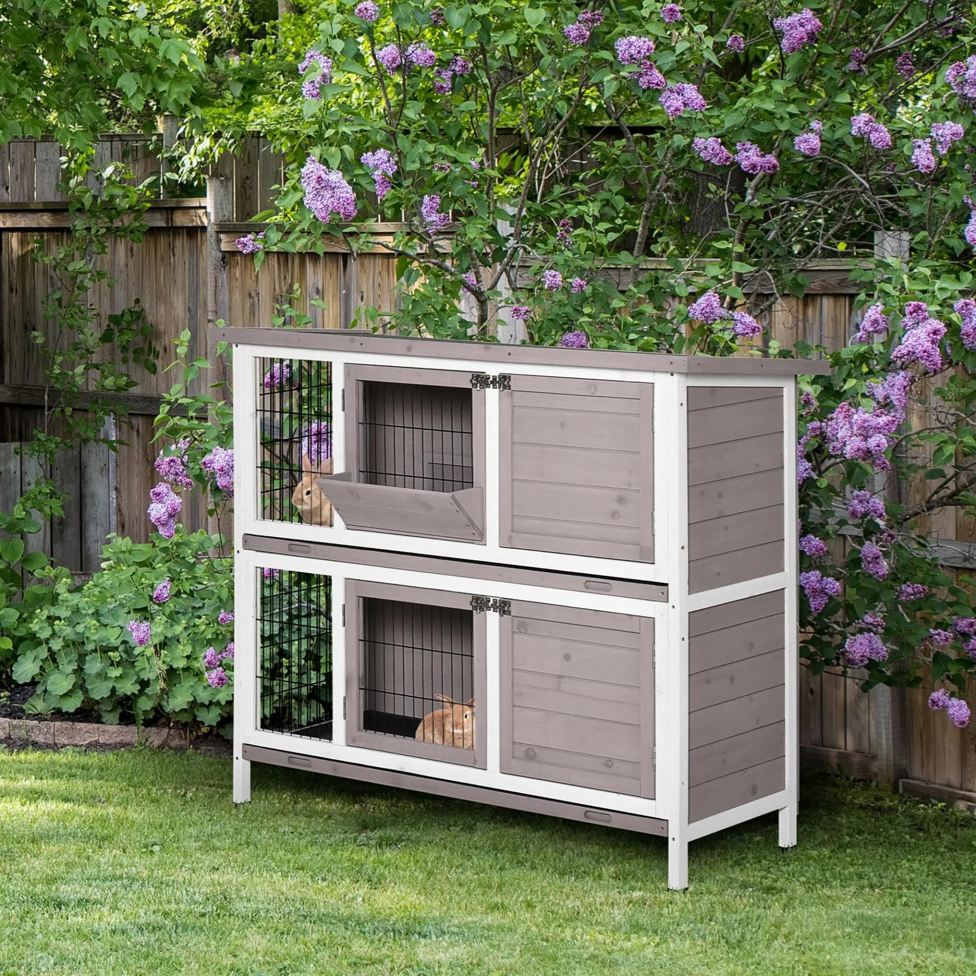 Conejera de Madera Exterior de 2 Niveles Jaula para 1-2 Conejos con Techo Abrible Comedero Bandejas Extraíbles Rampa y Puertas con Cerradura 122x50x101 cm Marrón