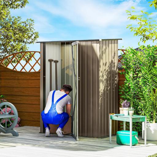 Cobertizo Exterior 1,07m² 142x84x189 cm con Puerta y Orificios de Drenaje para Almacenamiento de Herramientas Marrón