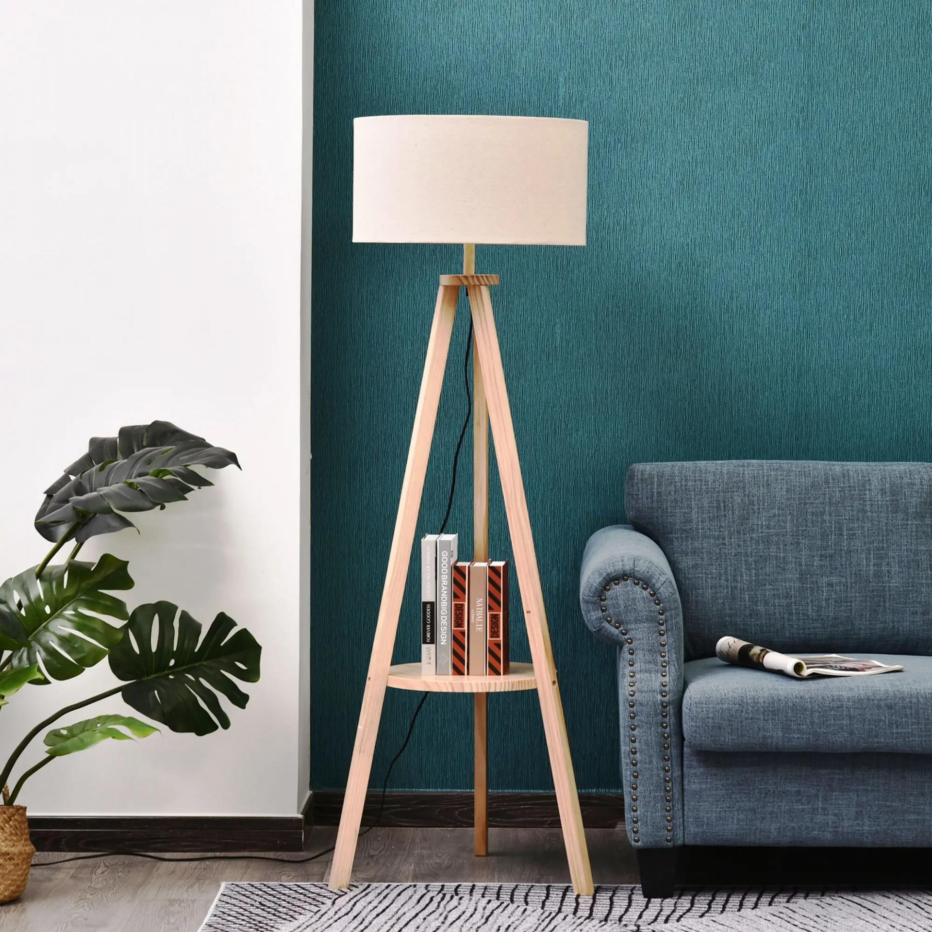 Lámpara de Pie Tipo Trípode con Estructura de Madera Natural y Pantalla de Tela Beige con Estante Integrado 50x50x154 cm