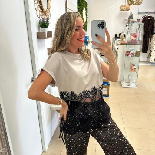 Blusa con encaje.Talla única