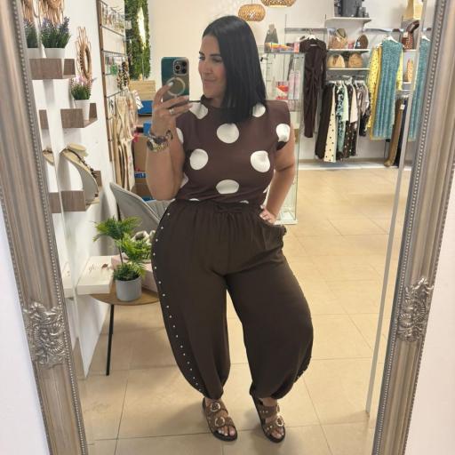 Pantalón Tachuelas con Bolsillos laterales. Talla única 