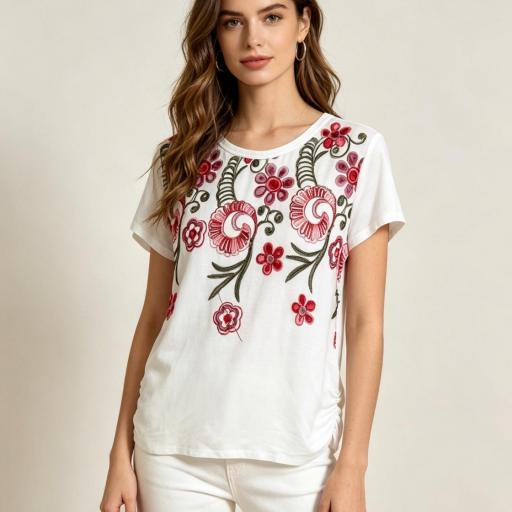 CAMISETA ALGODON CON DETALLES BORDADOS 