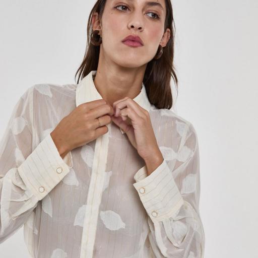 CAMISA SEMITRANSPARENTE CON HOJA BORDADAS