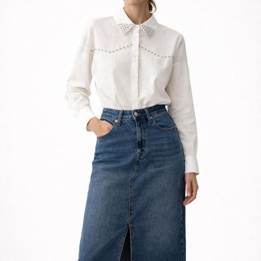 CAMISA CON DETALLES BRILLANTES EN EL CUELLO Y PECHO