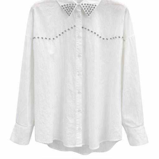 CAMISA CON DETALLES BRILLANTES EN EL CUELLO Y PECHO [1]
