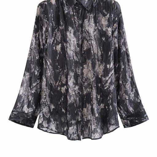 CAMISA DE GASA CON ESTAMPADO ABSTRACTO
