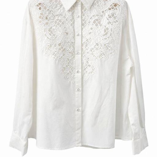 BLUSA CON PANEL DE GUIPUR CALADO [1]