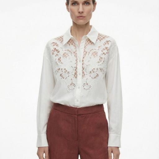 BLUSA CON PANEL DE GUIPUR CALADO