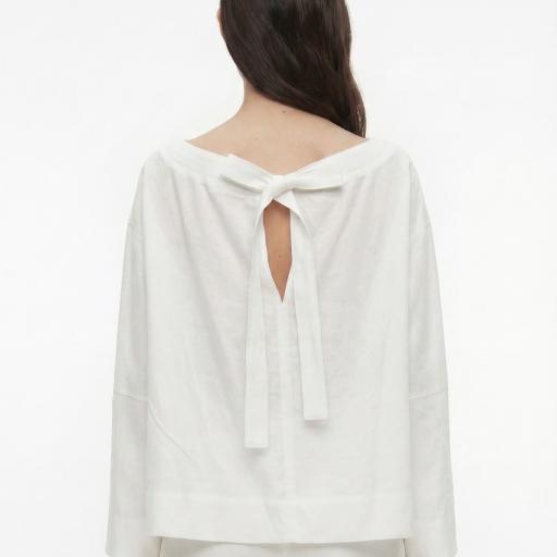 BLUSA CUELLO BANDEJA, LAZO Y APERTURA E LA PARTE DE ATRAS [3]