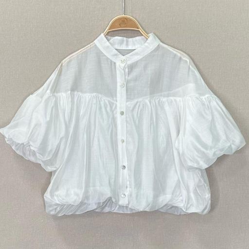 BLUSA DE CORTE HOLGADO Y MANGA CORTA ABULLONADA  [1]