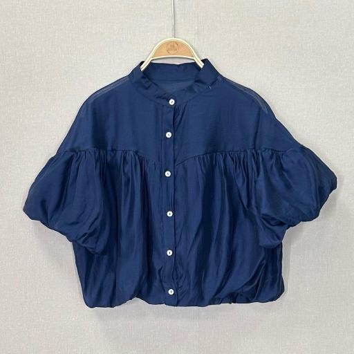 BLUSA DE CORTE HOLGADO Y MANGA CORTA ABULLONADA 