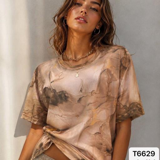 CAMISETA DE CORTE HOLGADO Y ESTILO CASUAL 