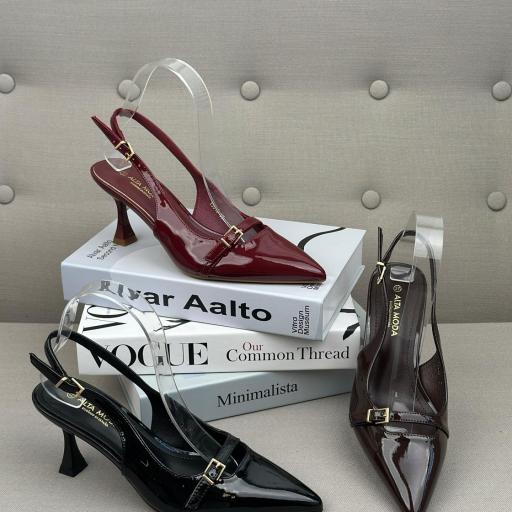 ZAPATO CHAROL BRILLANTE Y TIRA TRASERA AJUSTABLE 