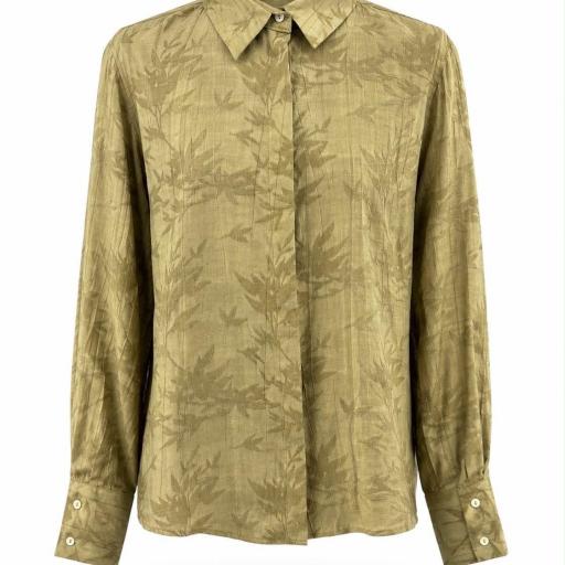 CAMISA  CON ESTAMPADO SUTIL DE HOJAS 
