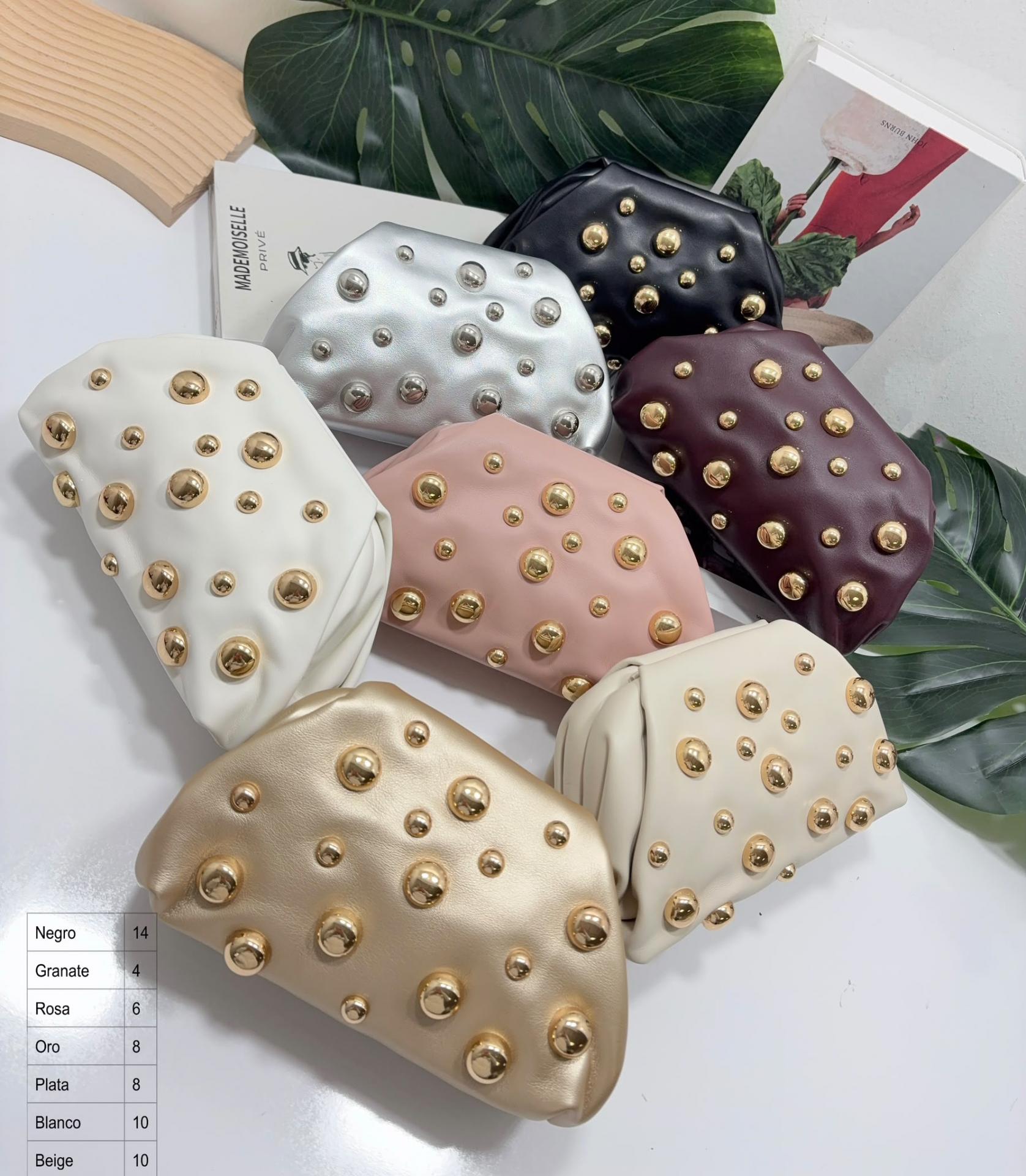 BOLSO DECORADO CON ESFERAS METALICAS