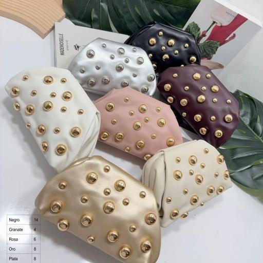 BOLSO DECORADO CON ESFERAS METALICAS