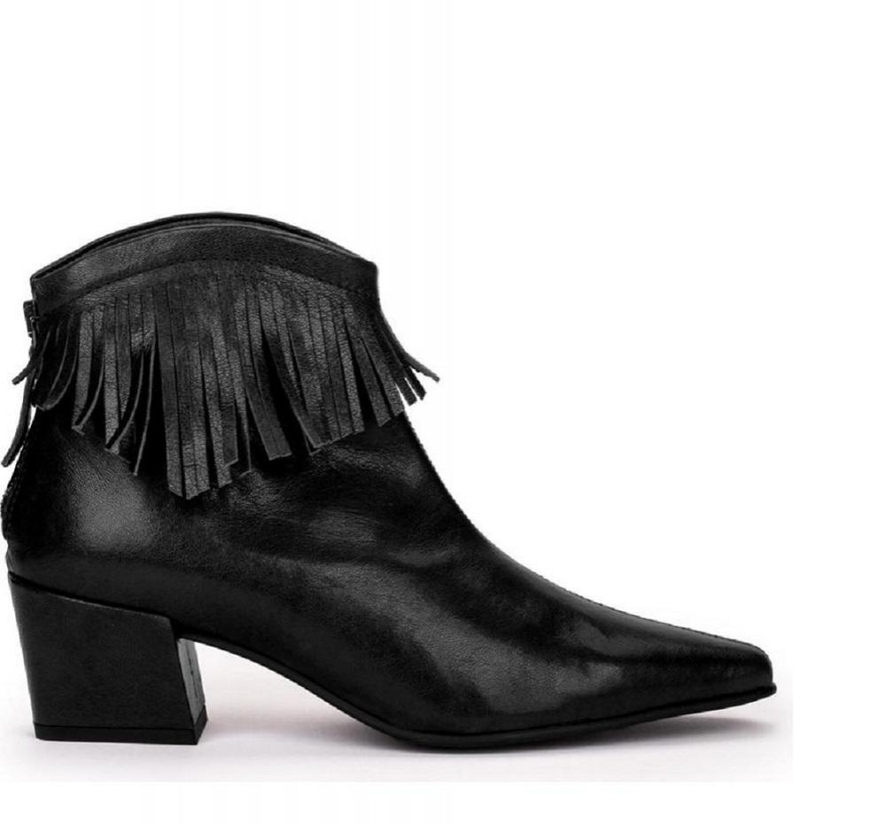 Botín negro con flecos y tacón bajo de Pedro Miralles