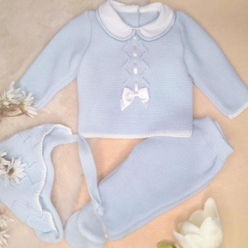 Conjunto de primera puesta GLORY de lana celeste con cuello y lazo