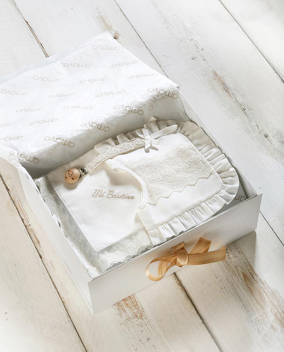 Pack bautizo de babero, pañuelo y chupetero AMAYA colección Little Linen