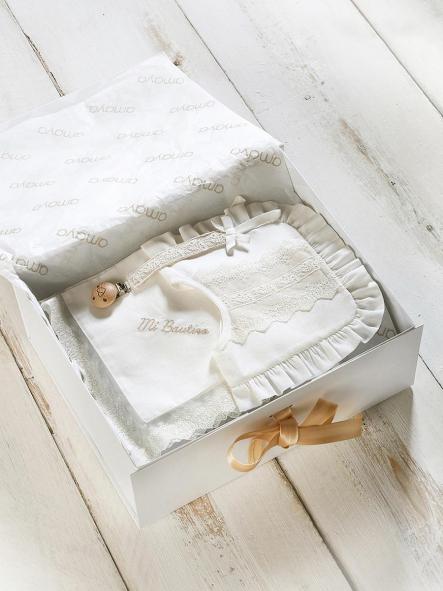 Pack bautizo de babero, pañuelo y chupetero AMAYA colección Little Linen