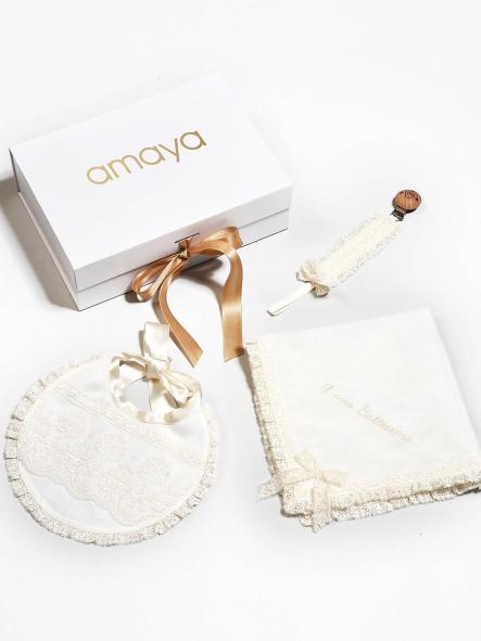 Pack bautizo de babero, pañuelo y chupetero AMAYA colección Hote Cotton