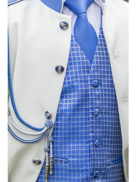 Detalle traje comunión Eslora Berna 2027 con blassier marfil y chaleco azul [3]