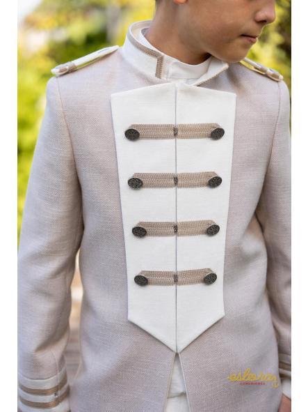 Detalle traje almirante Eslora Cagliari 2027 con pasamanería beige y botones metálicos [2]