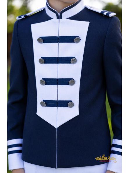 Detalle traje comunión Eslora Pesaro 2027 con pechera blanca y pasamanería azul marino [2]