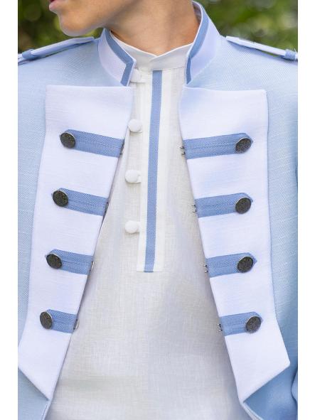 Detalle traje comunión Eslora Rennes 2027 con pechera blanca y pasamanería azul [1]