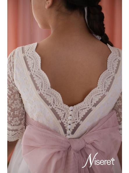Vestido de comunión Niseret 5826 con cuerpo bordado y fajín rosa empolvado [3]