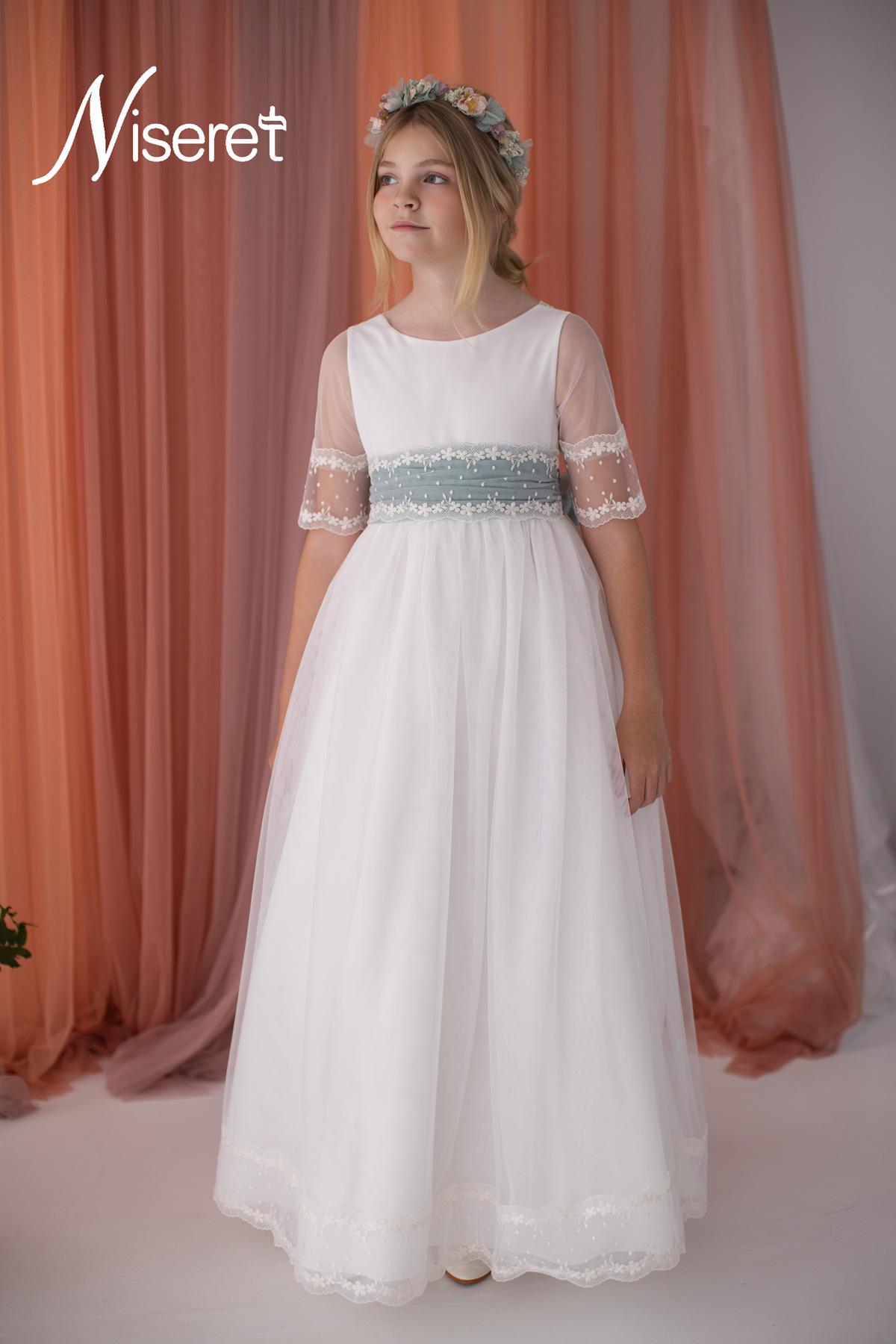 Vestido de comunión Niseret 2027 modelo 5835 natural y verde agua empolvado