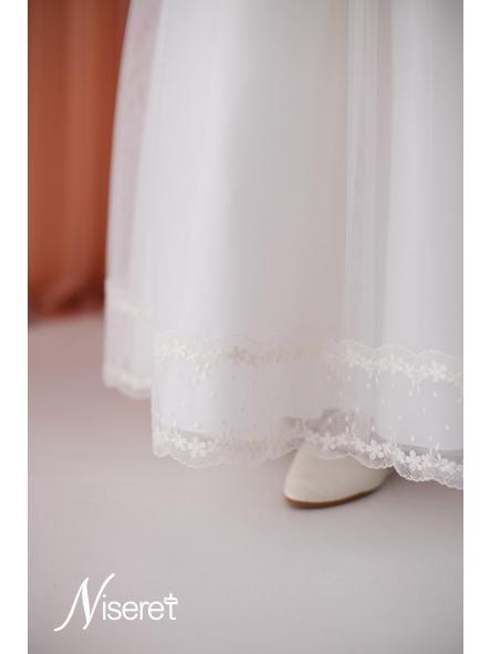 Detalle espalda bordada y lazada verde agua del vestido de comunión Niseret 5835 [3]