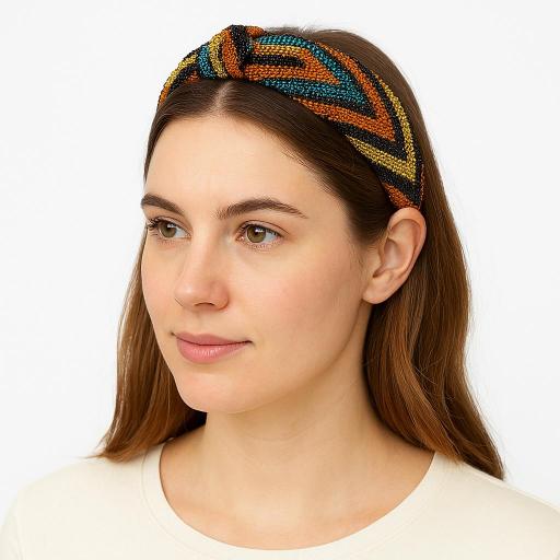 DIADEMA BORDADA CON ABALORIOS DE LATIDO