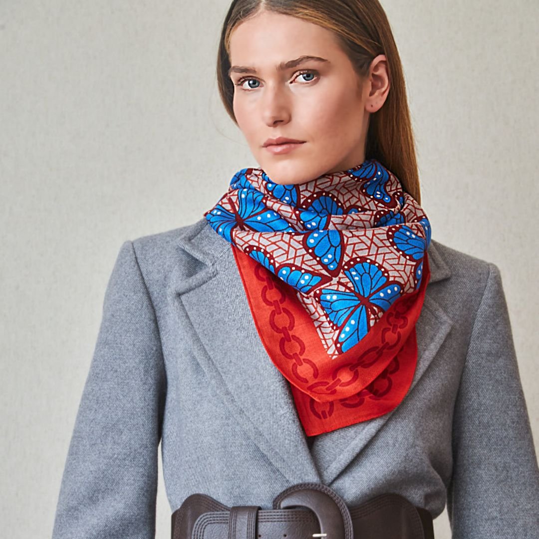 Pañuelo Latido 90x90 cm estampado de mariposas con marco ornamental y fondo orgánico