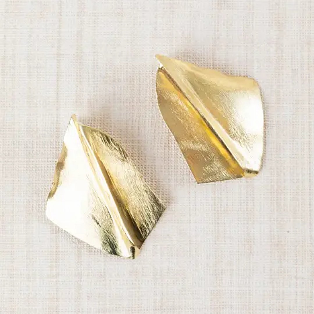 pendientes escultura latido dorados grandes mujer diseño geometrico Casa Reinal