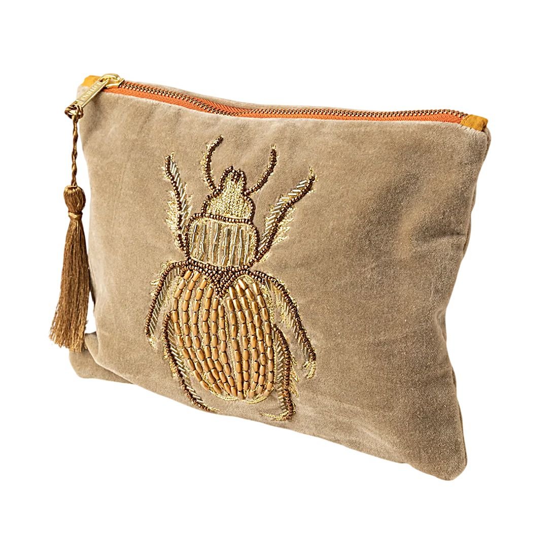 Bolsos de mano Latido con escarabajo dorado bordado y borla, en rojo, azul y beige.