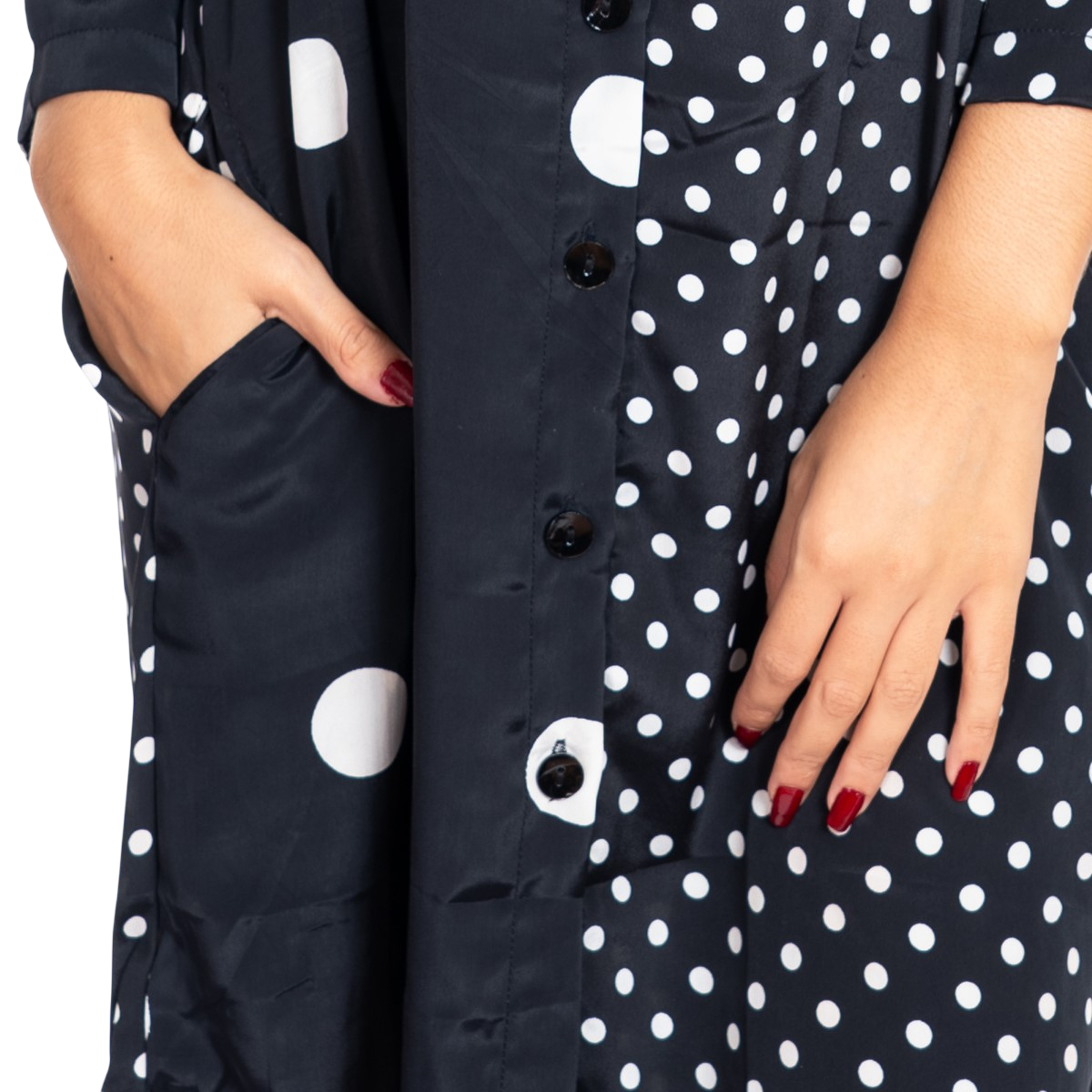 Kurta de mujer de viscosa negra con lunares blancos de dos tamaños, corte holgado y botones en el delantero
