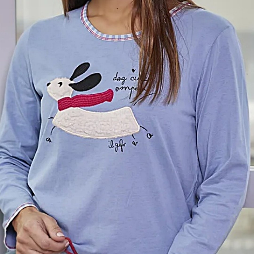 Pijama de mujer azul de cuadros vichy con dibujo de perro salchicha de Pijamas Cue.