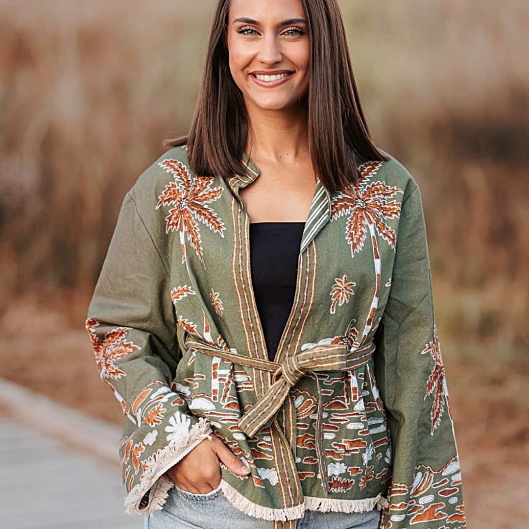 Chaqueta de algodón verde oliva con estampado de palmeras y cinturón de la marca Isla Bonita.
