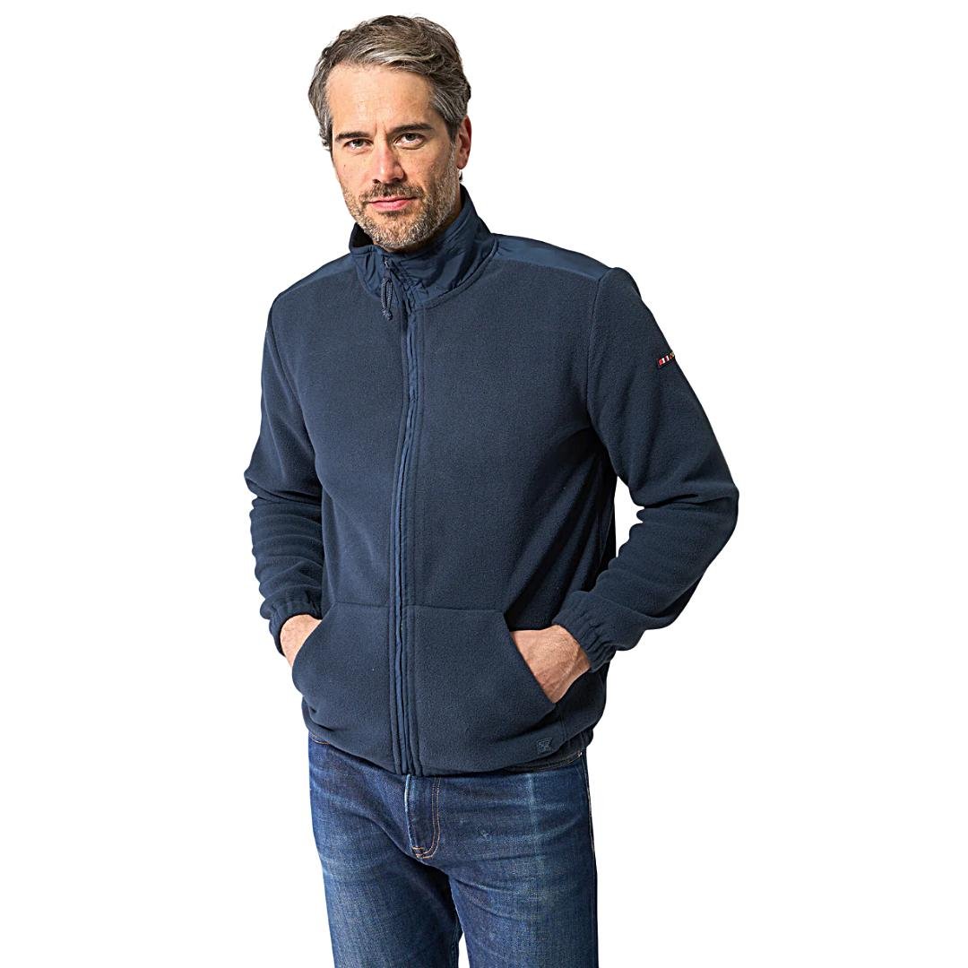 hombre con chaqueta polar Batela azul marino, cierre de cremallera y bolsillos, fondo blanco