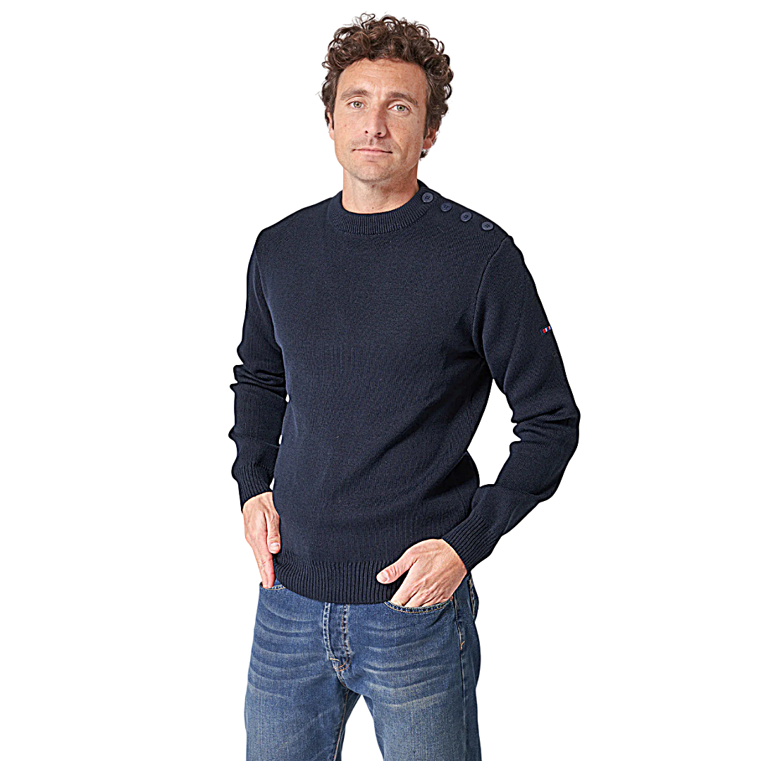 hombre con jersey marinero Batela de lana en color marino, con botones en el hombro y vaqueros, fondo blanco