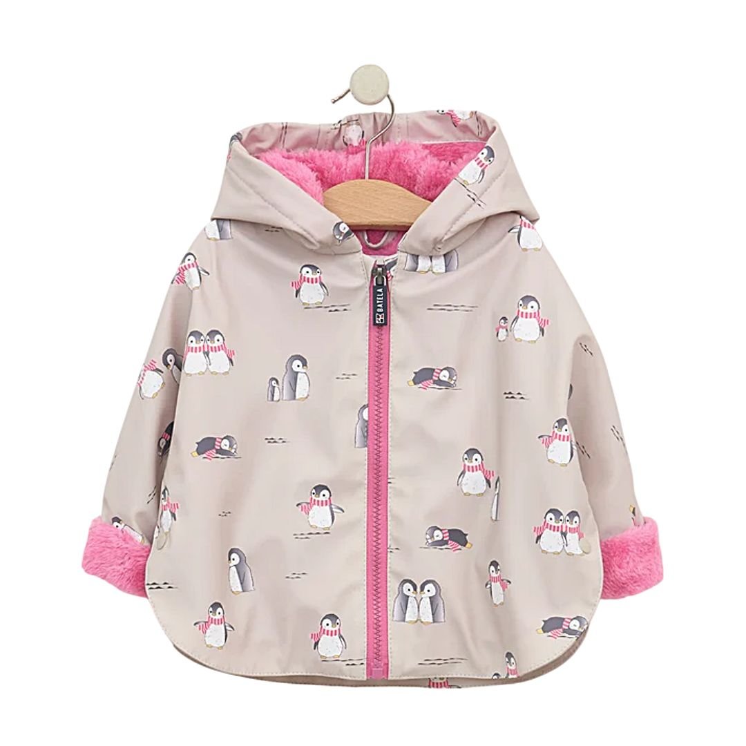 Chubasquero capa bebé Batela C3145 con estampado de pingüinos y forro de pelo rosa