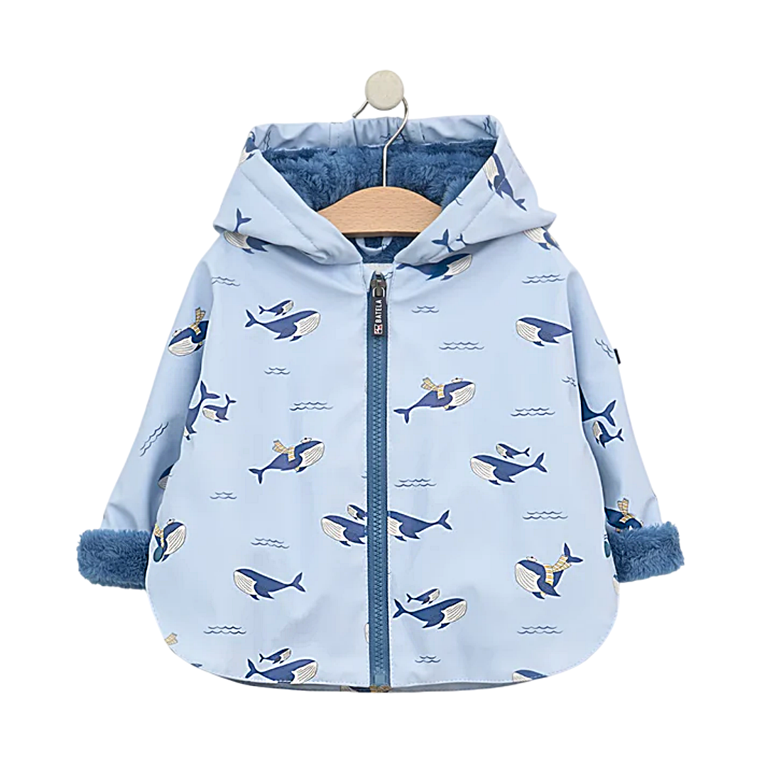 Chubasquero capa bebé Batela C3145 con estampado de ballenas y forro de pelo azul