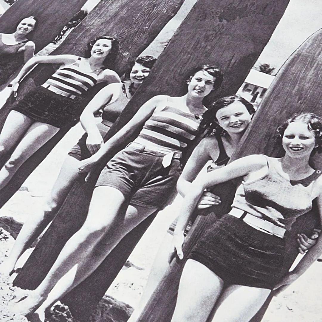 tapiz decorativo Batela surferas vintage blanco y negro 70x50 cm con varillas de madera para pared