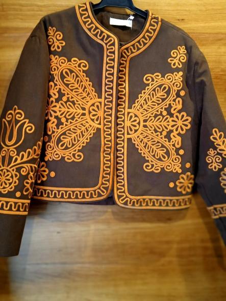 LABERINTO. CHAQUETA MARRON BORDADA