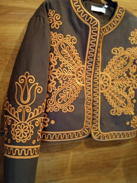LABERINTO. CHAQUETA MARRON BORDADA [1]